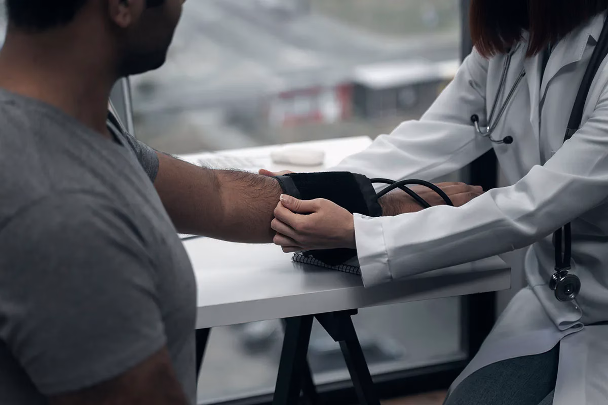 homme en garde à vue passe un examen medical